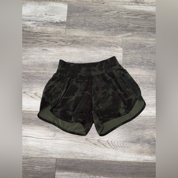 NWOT Lululemon Shorts Size 6 - Picture 2 of 3